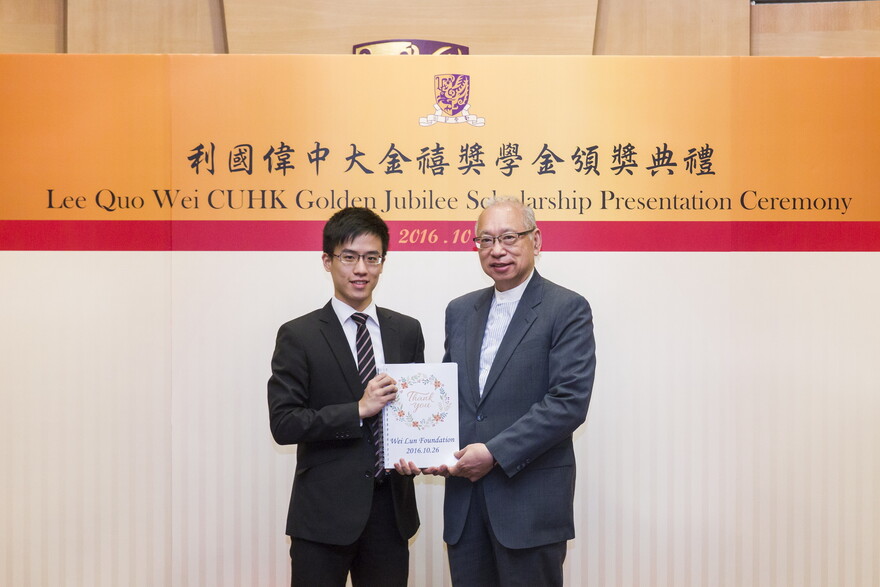 Brian Cheng Shu-fan presented thank you letters to Mr Liang

