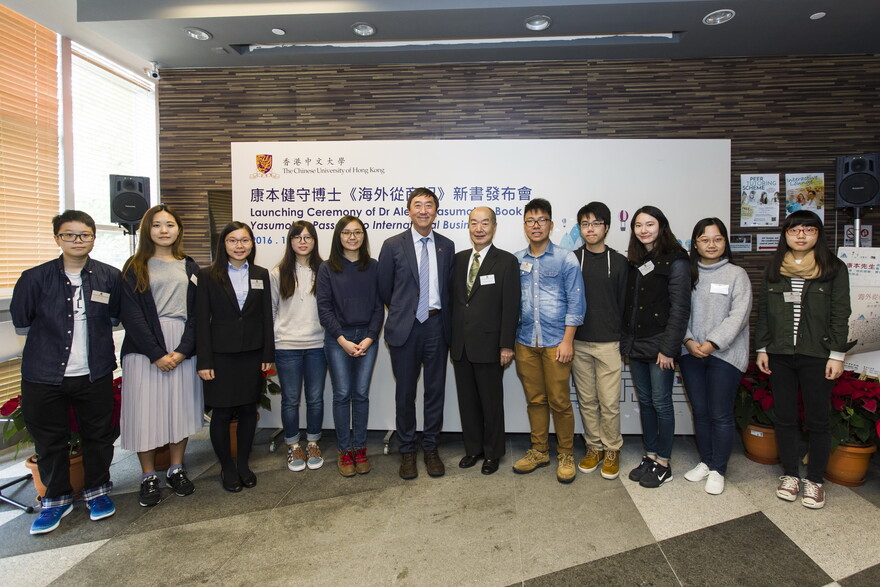 A group photo of Dr Yasumoto, Professor Sung and Yasumoto Scholars.
