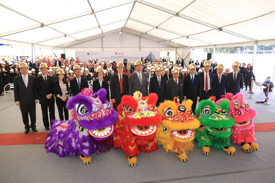 Five lions bring good luck and fortune to the construction work of The CUHK Medical Centre.<br />
