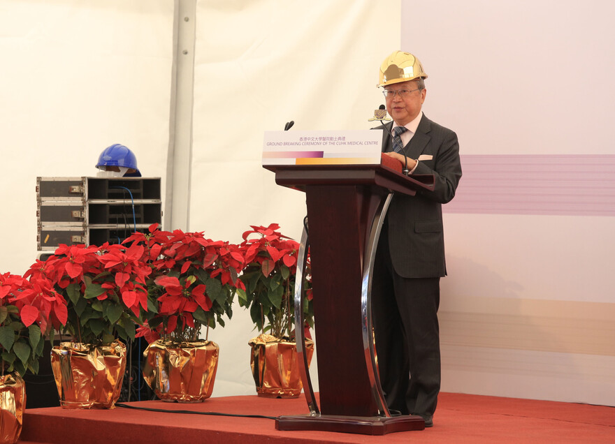 Dr. Norman N.P. Leung, Chairman of the Council, CUHK delivers a thank you speech.

