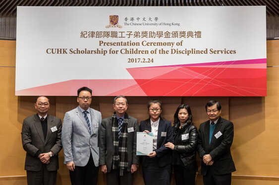 The Honourable Lai Tung-kwok presents certificate to Cheung Kin-yi (4th from left).<br />
