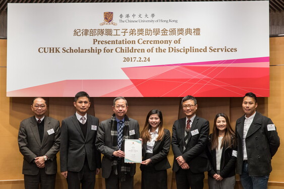 The Honourable Lai Tung-kwok presents certificate to Cheung Wing-ka (4th from left).<br />
