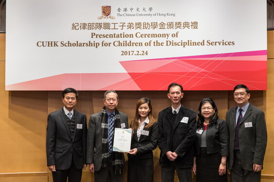 The Honourable Lai Tung-kwok presents certificate to Chan Huen-yan, Anson (3rd from left).<br />
