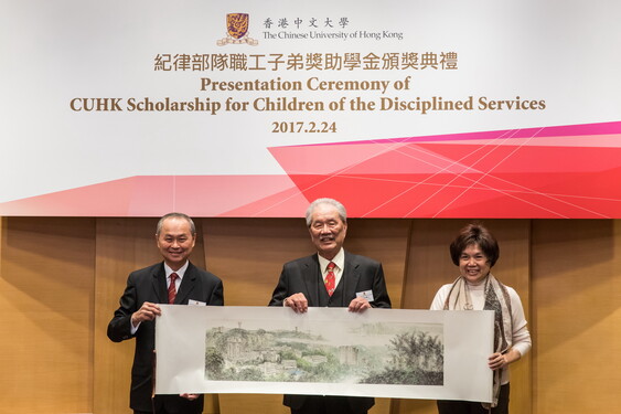 Professor Fok Tai-fai presents a souvenir to Dr Philip Wong and Dr Anita Leung.<br />
