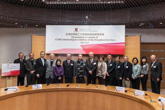 A group photo of The Honourable Lai Tung-kwok, Dr Philip Wong, Dr Anita Leung and the management of CUHK.<br />
