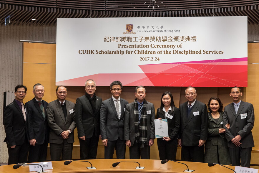 The Honourable Lai Tung-kwok presents certificate to Yeung Ao-ching (4th from right).
