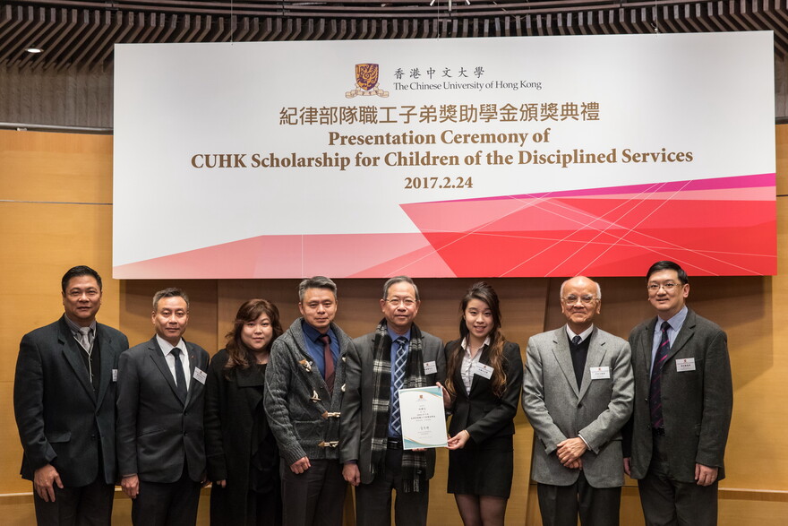 The Honourable Lai Tung-kwok presents certificate to Ng Ching-man (3rd from right).
