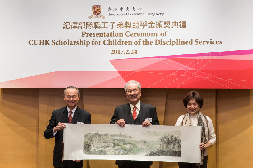 Professor Fok Tai-fai presents a souvenir to Dr Philip Wong and Dr Anita Leung.
