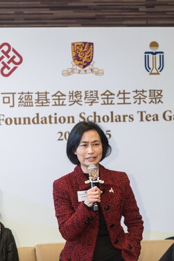 Professor Wong Suk-ying delivers a welcoming speech at the tea gathering.<br />
