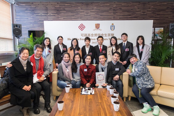 Scholarship recipients from CUHK present their thank you letters to Ho & Ho Foundation.<br />

