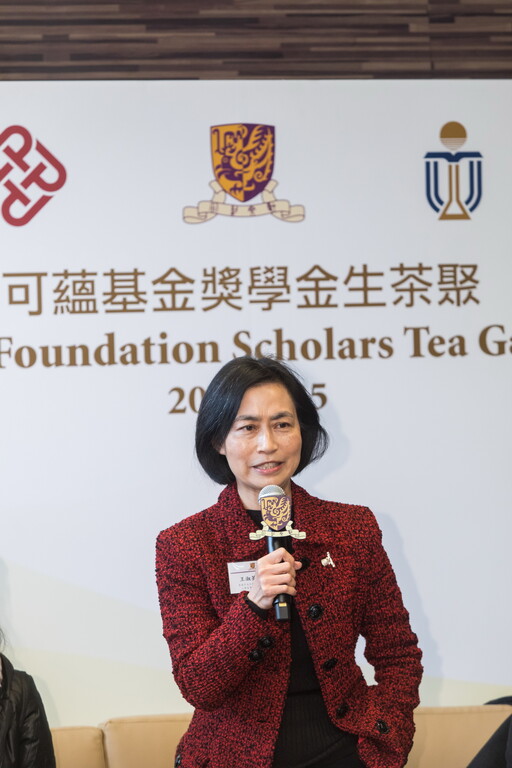 Professor Wong Suk-ying delivers a welcoming speech at the tea gathering.
