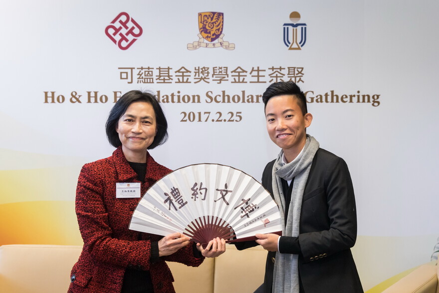 Professor Wong Suk-ying presents souvenir to Miss Yvonne Chan.
