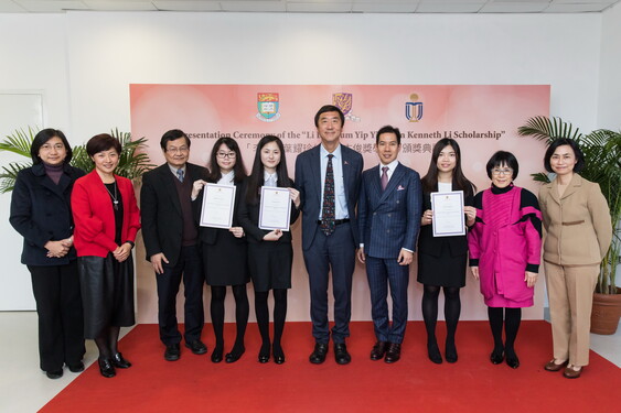 Mr Kenneth Li (4th from right) presents certificates to scholarship recipients from CUHK: Shek Tsoi-shuen (4th from left), Lam Daan-kei (5th from left) and Lee Nga-wing (3rd from right).<br />
