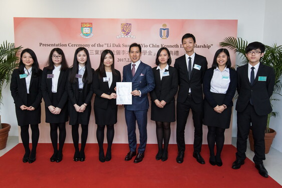 Scholarship recipients present their thank you letters to Mr Li.<br />
