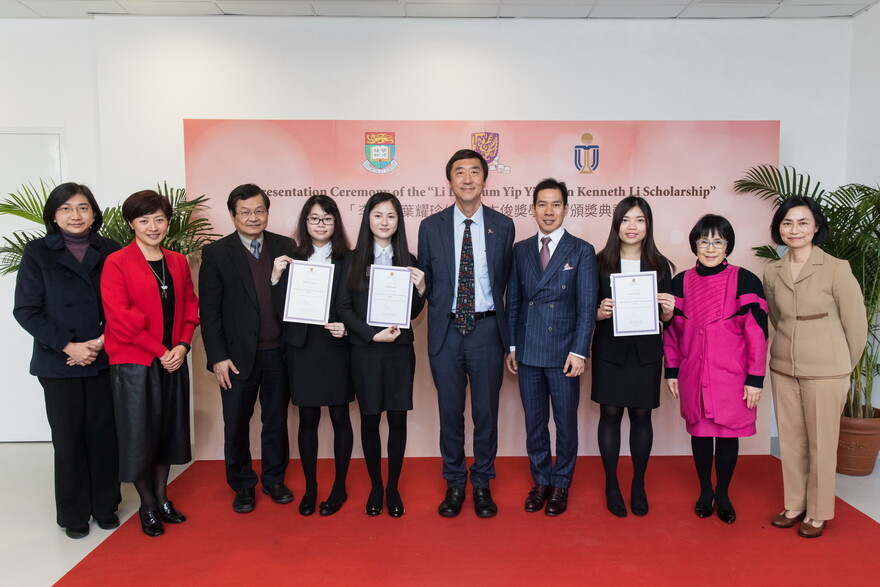 Mr Kenneth Li (4th from right) presents certificates to scholarship recipients from CUHK: Shek Tsoi-shuen (4th from left), Lam Daan-kei (5th from left) and Lee Nga-wing (3rd from right).
