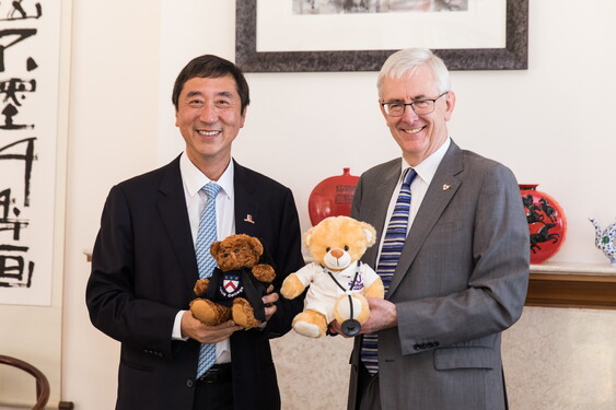 Professor Joseph Sung and Sir Jonathan Phillips, Warden of Keble College of the University of Oxford, exchanged souvenirs.<br />
