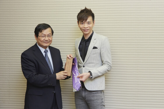 Professor Leung Yuen-sang, Dean of the Faculty of Arts, presents souvenirs to Mr Lam.<br />
