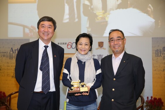 Mr. David Mong, Vice Chairman of Shun Hing Group (right) and Prof. Joseph Sung, Vice-Chancellor of CUHK (left) presents a souvenir to Ms. Sylvia Chang.
