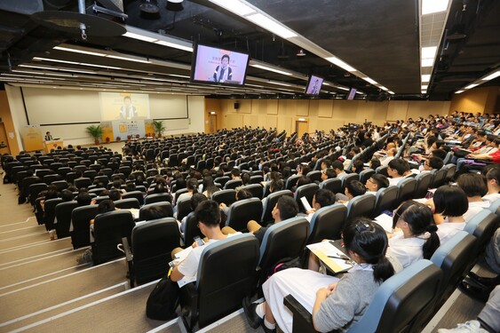 The lecture receives a full house of about 700 audiences.