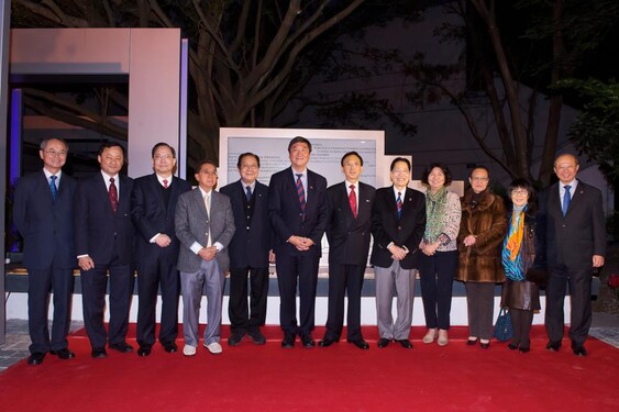 (From left) Professor Fok Tai-fai, Pro-Vice-Chancellor of CUHK; Professor Benjamin Wah, Provost of CUHK; Mr Leung Ying-wai and Dr Ho Tzu-leung, members of the CUHK 50th Anniversary Fund Raising Committee; Professor Ambrose King, Former Vice-Chancellor of CUHK; Professor Joseph Sung, Vice-Chancellor and President of CUHK; Dr Vincent Cheng, Chairman of the Council of CUHK; Dr Thomas Cheung, Ms Leonie Ki and Ms Lina Yan, members of the CUHK 50th Anniversary Fund Raising Committee; Professor Fanny Cheung, Pro-Vice-Chancellor of CUHK; and Professor Michael Hui, Pro-Vice-Chancellor of CUHK.