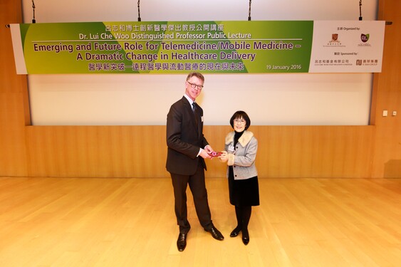 Prof. Fanny Cheung, CUHK Pro-Vice-Chancellor, presents a souvenir to Prof. David Hayes, Professor of Medicine, Mayo Medical School, Mayo Clinic and Dr. Lui Che Woo Distinguished Professor. 