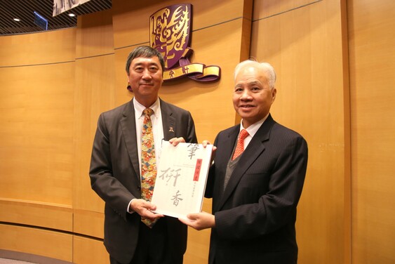 Professor Joseph Sung presented a souvenir to Dr Charles Yeung. 