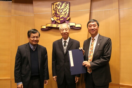 Professor Yuan Xingpei presented a souvenir to the University.