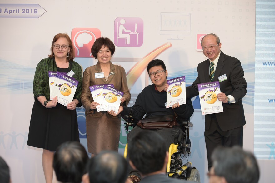 Mr. Steve So (2nd right) presents the ‘Gold Award’ certificates to Prof. Michael Hui, Pro-Vice-Chancellor of CUHK (1st right), Dr. Anita Leung Fung-yee, Chairman, Committee of Overseers of Lee Woo Sing College, CUHK (2nd left) and Ms. Louise Jones, University Librarian of CUHK.