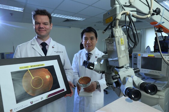 Dr. Mårten Erik BRELÉN, Director of CUHK Pao So Kok Macular Disease Treatment and Research Centre (left) and Dr. Danny Siu Chun NG, Assistant Professor, Department of Ophthalmology and Visual Sciences, Faculty of Medicine of CUHK present a study discovering the correlation between Protein Angiopoietin2 and Wet Age-related Macular Degeneration.