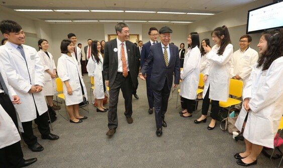 Dr LUI Che Woo, Founder and Chairman of K. Wah Group and Mrs. LUI, accompanied by Prof. Joseph SUNG, Vice-Chancellor of CUHK and Prof. Francis CHAN, Dean of Faculty of Medicine, meet twenty some CUHK medical students who are interested in clinical research.