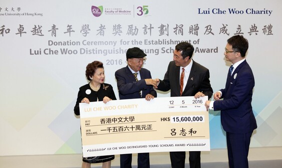 Dr LUI and Mrs. LUI present a cheque worths of HK$ 15.6 million to CUHK for the establishment of the ‘Lui Che Woo Distinguished Young Scholars Award’ to Prof. Joseph SUNG, Vice Chancellor of CUHK and Prof. Francis CHAN, Dean of Faculty of Medicine who receive on behalf of CUHK.