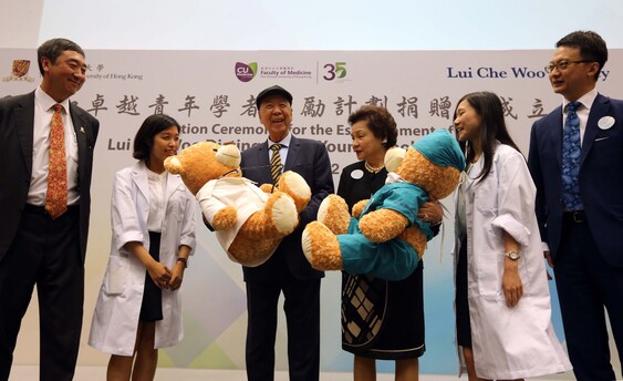 Student representatives present mascots of CUHK Faculty of Medicine to Dr LUI Che Woo and Mrs LUI whose names are stitched on the costume of the mascots.