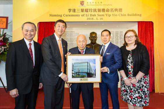 沈祖尧校长致送纪念品予李达三博士及李本俊先生。