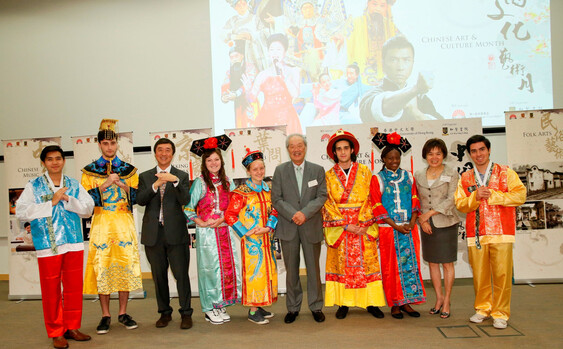 黄宜弘博士（右五）、梁凤仪博士（右二）及沈祖尧校长（左三）与穿上中国传统服饰的国际暑期课程学生合照