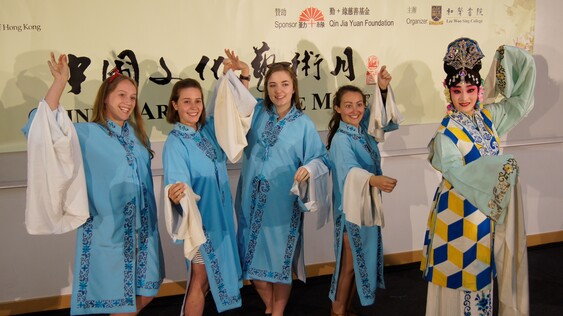 The foreign students are trying poses of Peking opera.