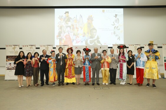 Guests attending the opening ceremony take a group photo with the students.<br />
