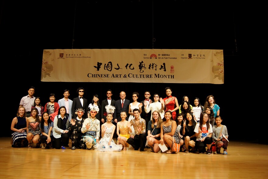 Performers of the China Disabled People's Performing Art Troupe pose for a photo with the students.
