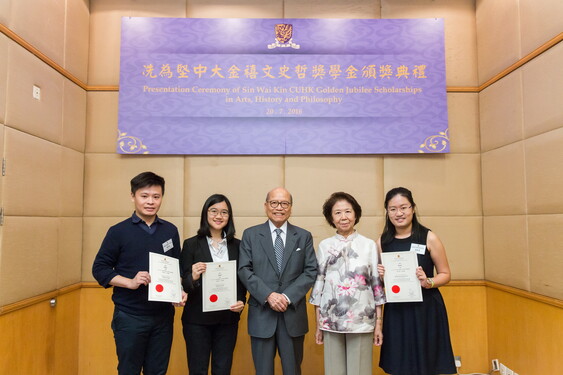 (1st Left) Chan Hon-tung (Graduate School/ MPhil in Applied English Linguistics/ Year 2)<br />
(2nd Left) Wan Yuen-yuk (Shaw College/ English/ Year 3)<br />
(1st Right) Wong Yuen-man, Vivien (Wu Yee Sun College/ English/ Fresh Graduate)<br />
