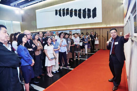 Mr. Chen Keng shares the thoughts and motives behind his creation with the audience after the ceremony.
