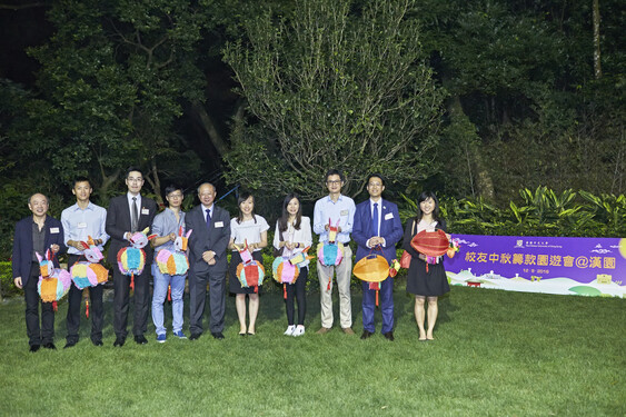 Professor Michael Hui, Pro-Vice-Chancellor and Vice-President, presents prizes to lantern riddle winners
