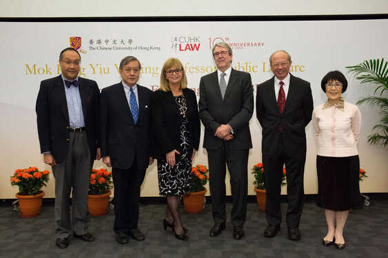 (From left) Mr. Edwin Mok and Mr. Christopher Mok, representatives of Mok Hing Yiu Charitable Foundation, Dame Elish Angiolini, DBE QC, Principal of St Hugh’s College, University of Oxford, Prof. Christopher Gane, Dean of Faculty of Law, CUHK, Prof. Michael Hui and Prof. Fanny Cheung, Pro-Vice-Chancellors, CUHK.<br />
