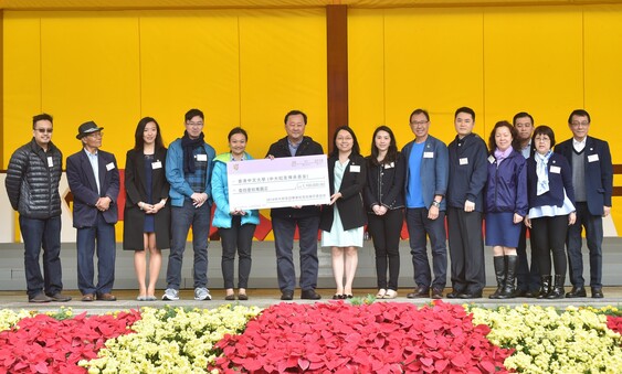 The representatives of ‘2016 Alumni Homecoming Anniversary Classes Fundraising Committee’ present a cheque of HK$1.1 million in support of the ‘CUHK Alumni Torch Fund’ to Prof. Benjamin Wah.