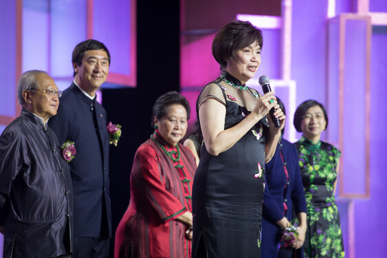 Dr. Leung Fung-yee Anita, Chairman of the Gala Dinner Organizing Committee, delivers a speech.<br />
<br />
