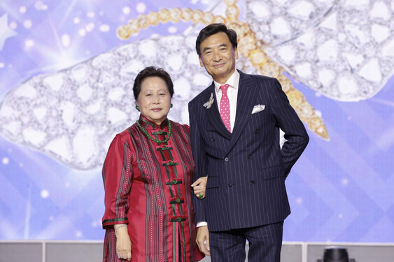 Dr. Alice Lam (left) presents her diamond butterfly brooch to Dr. Raymond Chan in recognition of his generous donation of HK$1.5 million in support of CUHK to promote Chinese culture and nurture future leaders.