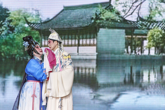 Ms. Chan Po-chu and Ms. Mui Shet-sze perform the classic Cantonese opera “Butterfly and Red Pear Blossom”.<br />
