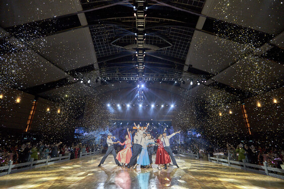 Mrs. Susan Tang, Ms. Shelley Lee, Mrs. Pauline Chan, Ms. Melissa Kaye Pang, Ms. Elly Tsang and Dr. Philip Wong perform "Night Shanghai" dancing.<br />
<br />
<br />
