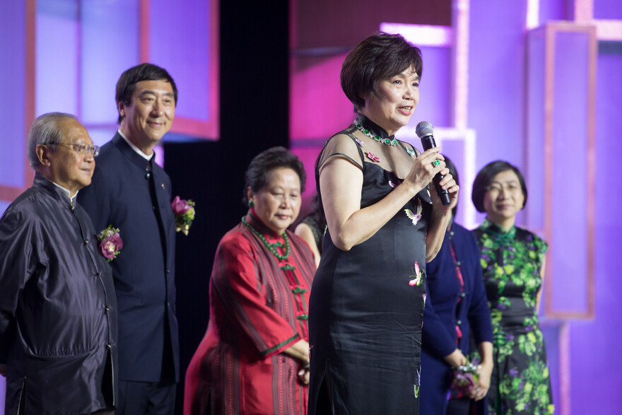 Dr. Leung Fung-yee Anita, Chairman of the Gala Dinner Organizing Committee, delivers a speech.

