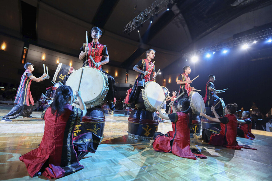 Huaqiao University’s drum team, a CUHK's partner, performs 24 Festive Drums performance.

