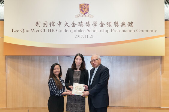 Laura Leung Lok-wa presented thank you letters to Mr Thomas Liang and Miss Michelle Liang<br />
