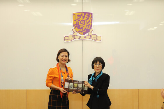 Prof. Fanny Cheung presents a souvenir to Ms Monica Zhan to thank Well Link Financial Group for its generous support to HKIAPS of CUHK. <br />
